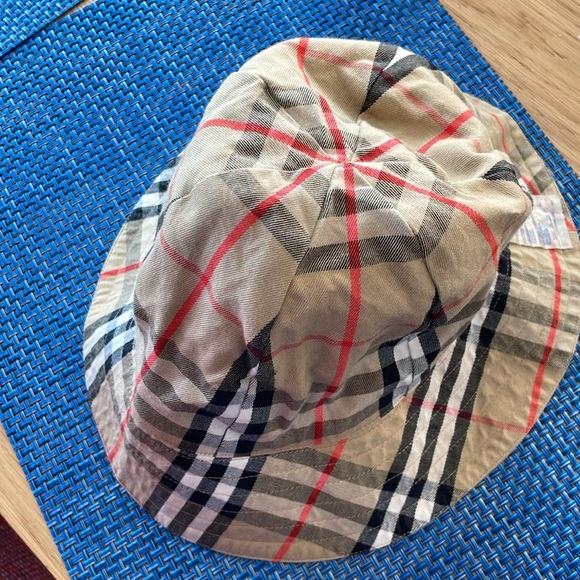 Burberrys Hat - Picture 1 of 6